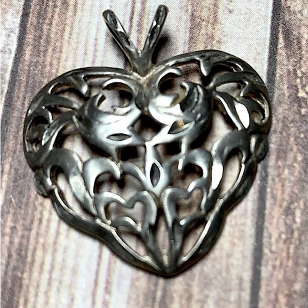 Heart with dual bail/gleaming edge cuts